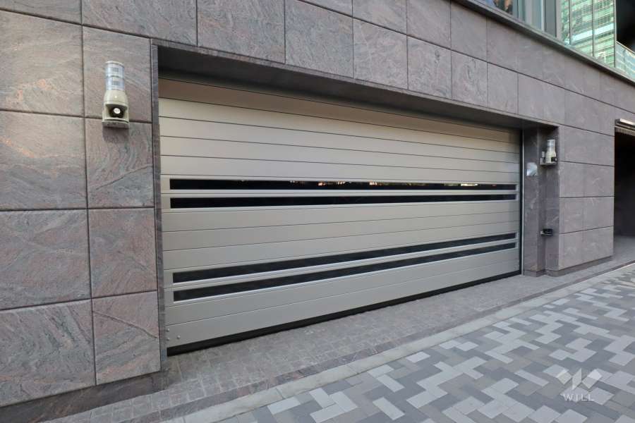 駐車場の出入り口（シャッター付き）