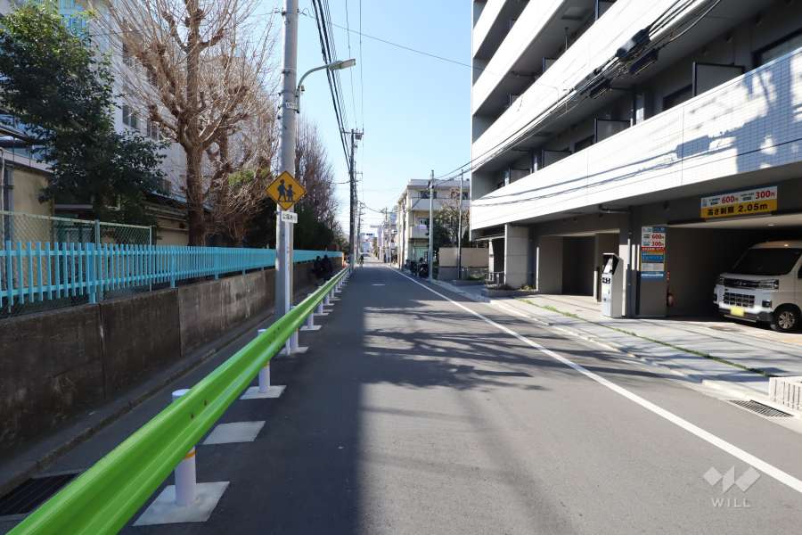 敷地の南東側前面道路（北東側から）