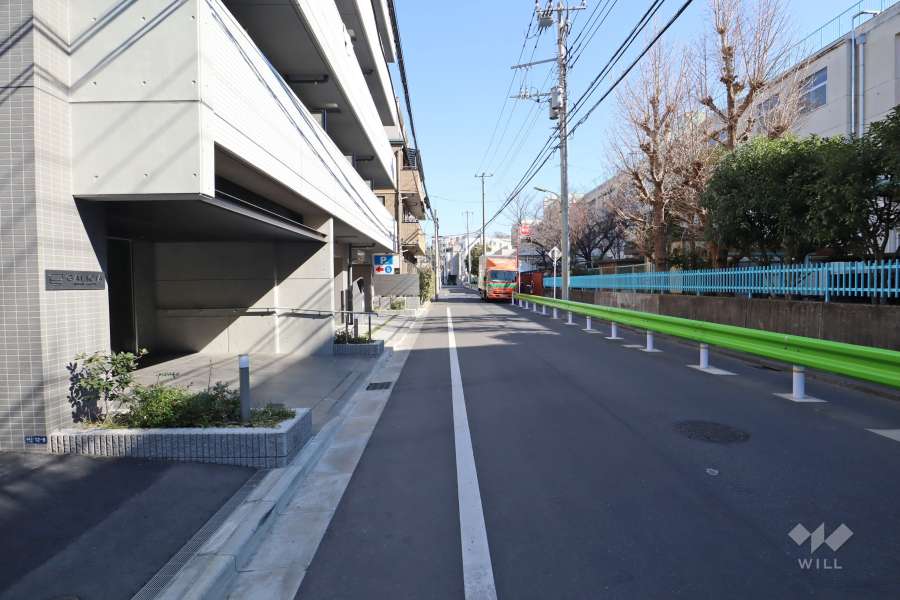 敷地の南東側前面道路（南西側から）