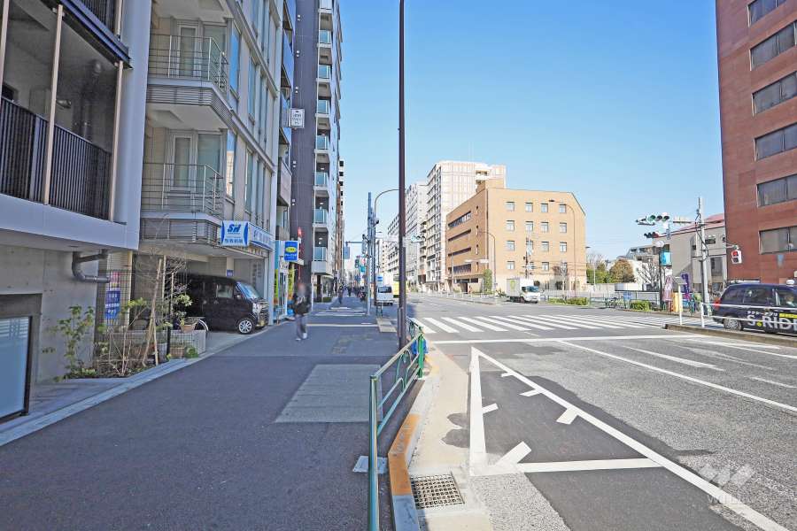 敷地東側の前面道路（南側から）