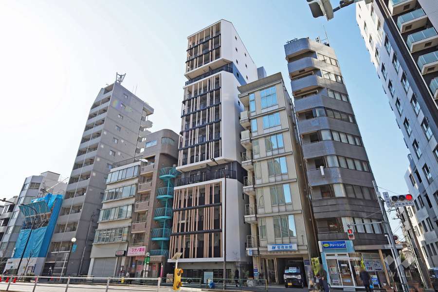 サンウッドフラッツ新宿四谷三丁目の外観（東側から）