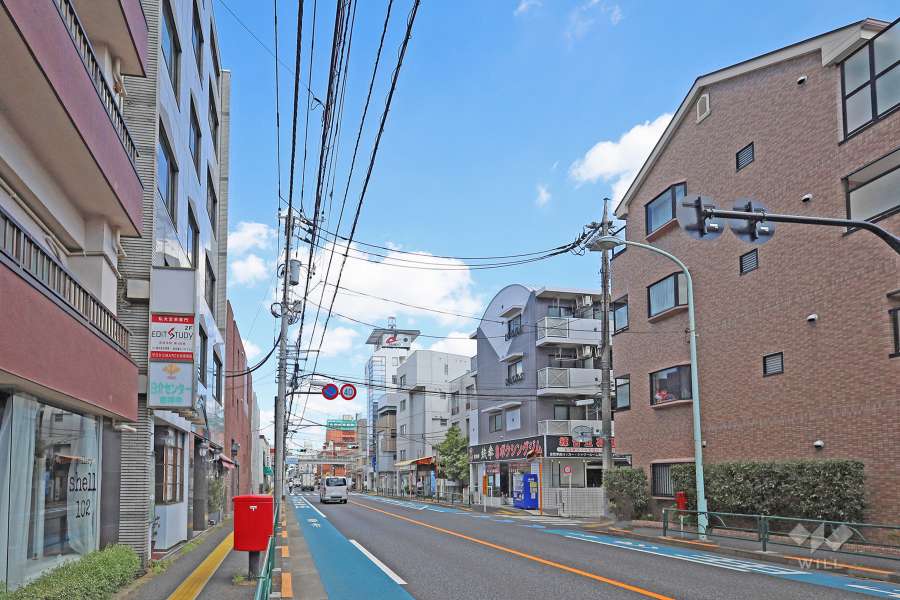 敷地南側は都道7号（井の頭通り）に面しています。