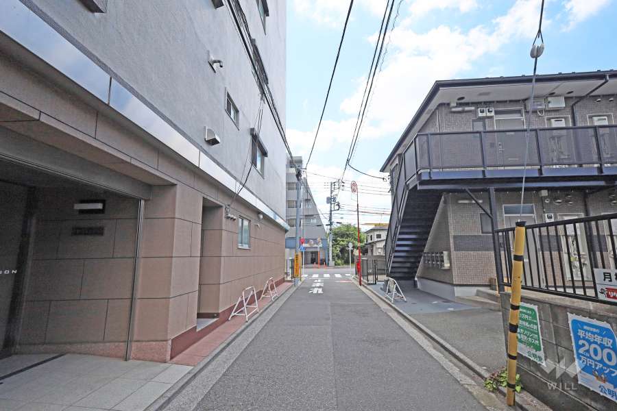 敷地西側の前面道路