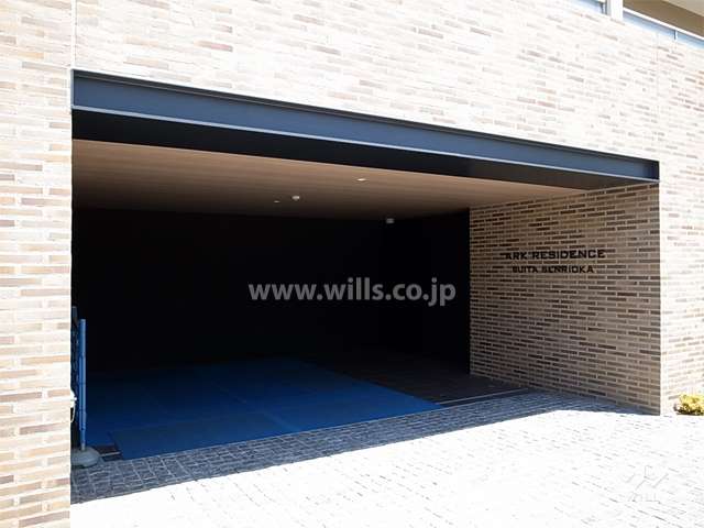 エントランス。エントランス前には車寄せスペースがあります。