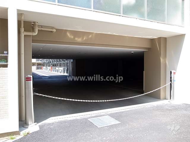 駐車場入口（ロボットゲート付き）