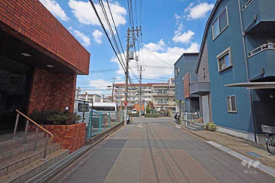 敷地東側の前面道路（南側から）