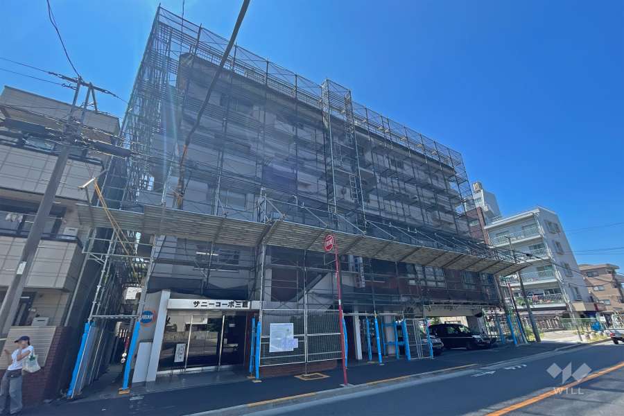 サニーコーポ三鷹の外観（北東側から）（2025年9月大規模修繕工事中）