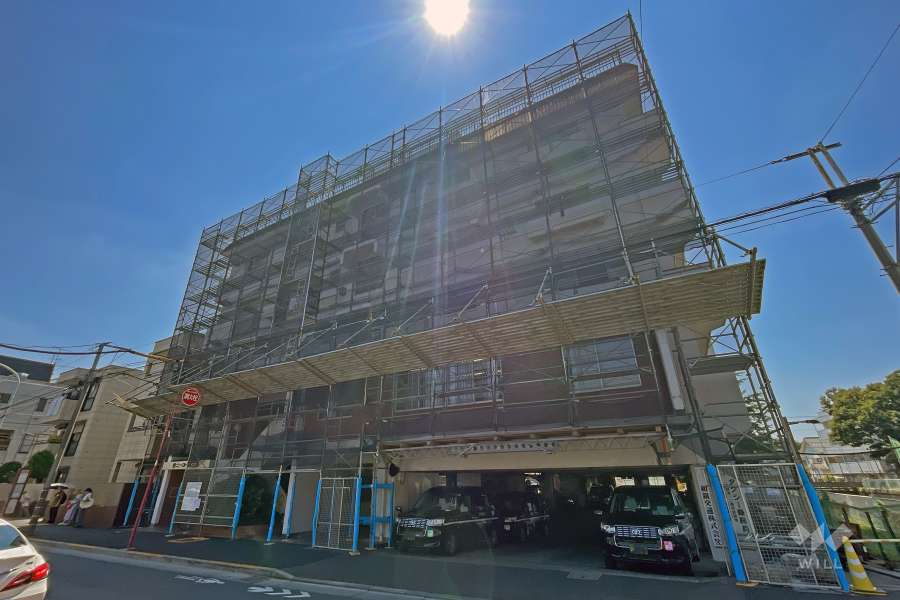 サニーコーポ三鷹の外観（北西側から）（2025年9月大規模修繕工事中）