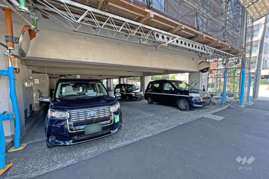 敷地内駐車場（屋外平面式）（2025年9月大規模修繕工事中）