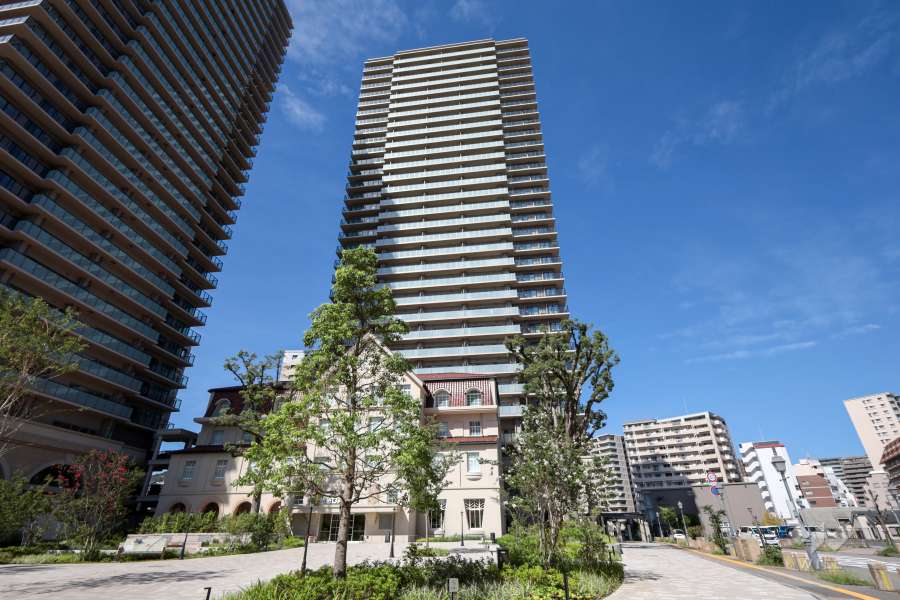 ジオタワー宝塚グランレジスTheNorthの外観（東側から）敷地内に旧宝塚ホテルをモチーフにした商業棟があります。