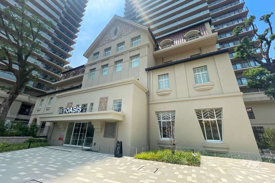 商業棟は4階建てで、スーパーやクリニックが入っています。