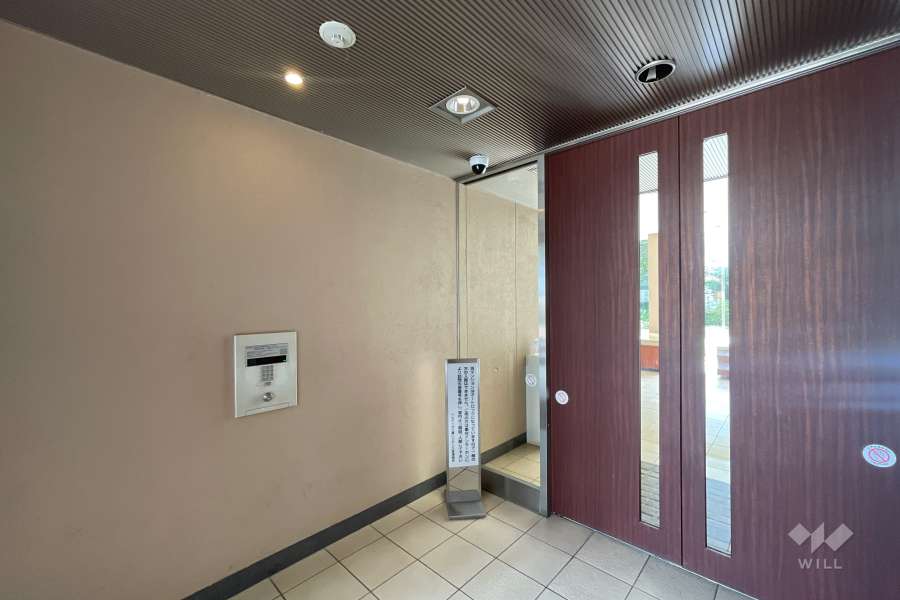 エントランスはオートロック付きです。