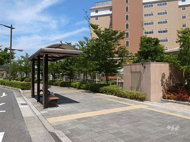 エントランス目の前にバス停があります。
