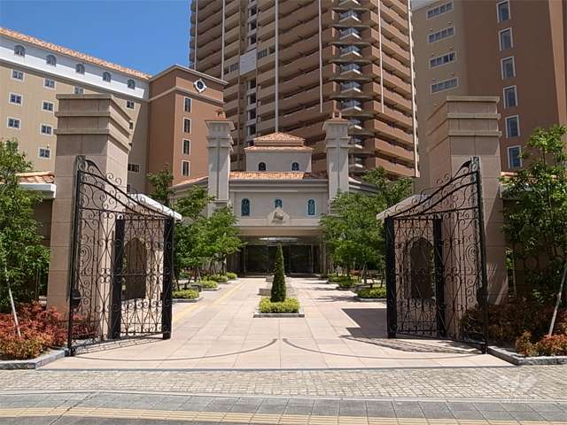 門扉が付いた敷地入口