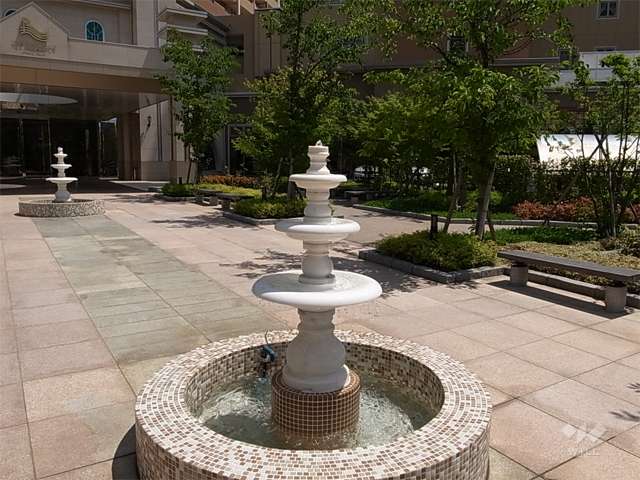エントランスアプローチに設置された噴水