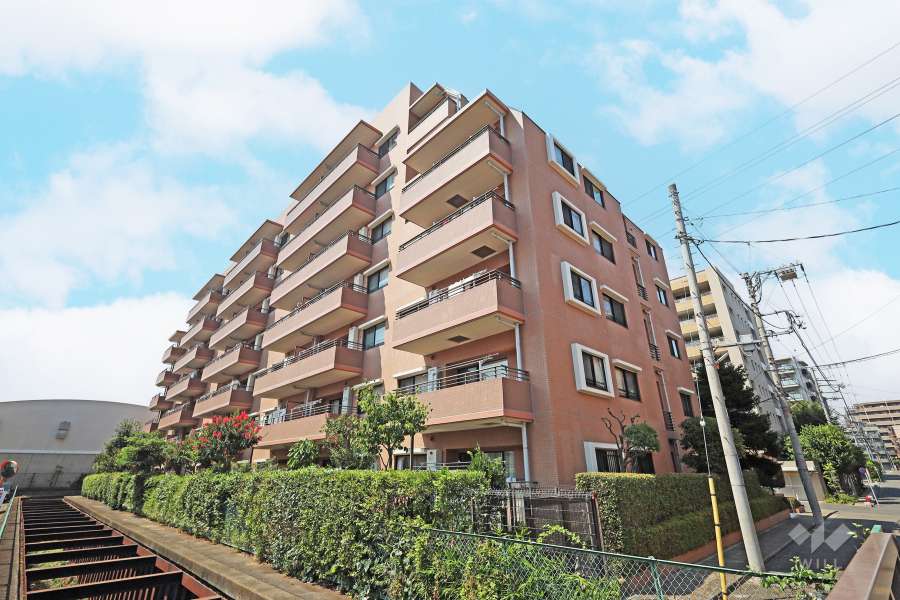 ステイツ三鷹ヴェルパセオの外観（南東側から）