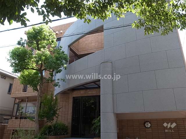 外壁はレンガ調タイル張りです。