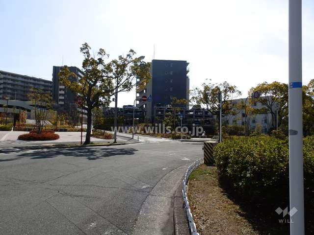 周辺はニュータウン内の緑豊かな住宅地です。