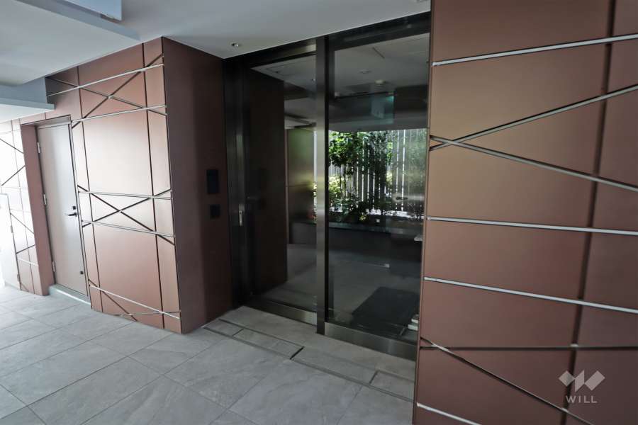 エントランスはオートロック付きです。