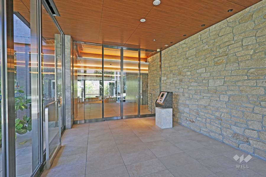 エントランスはオートロック付きです。