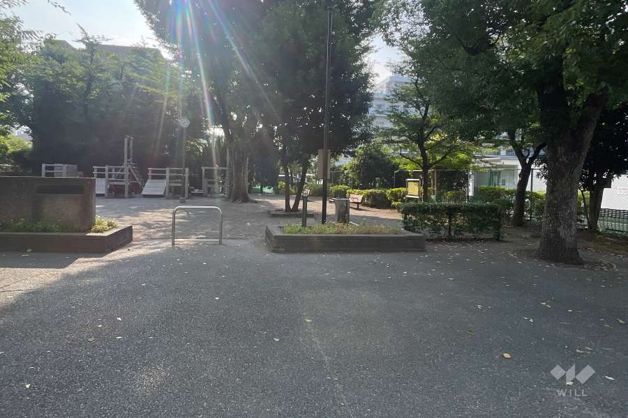 敷地に隣接した武蔵野市立中央通り公園