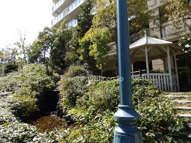 敷地南側の植栽スペースとあずまや