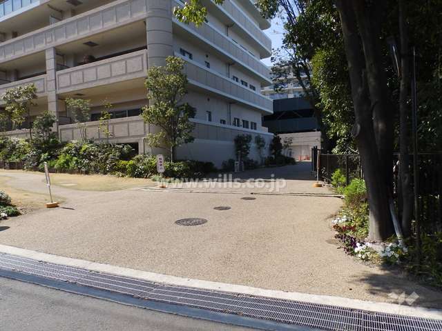 敷地内駐車場へのアプローチ