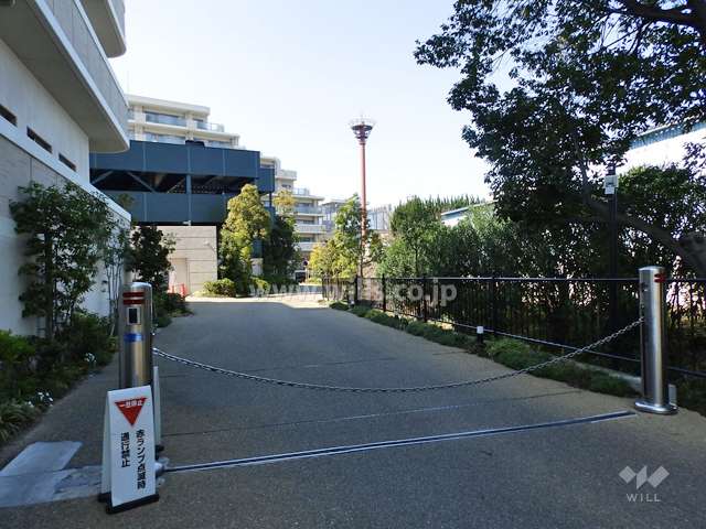 敷地内駐車場出入り口（ロボットゲート付き）