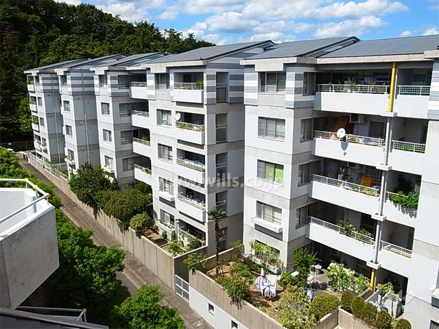 プレステージ新千里西町１号棟の外観（南東側から）