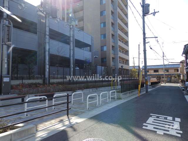 マンション敷地西側前面道路(北側から)