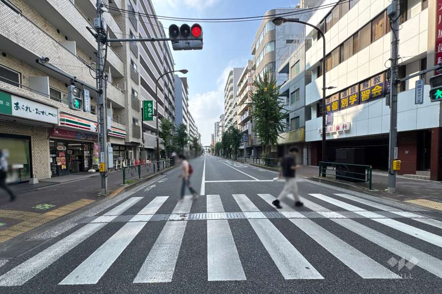 敷地西側の前面道路