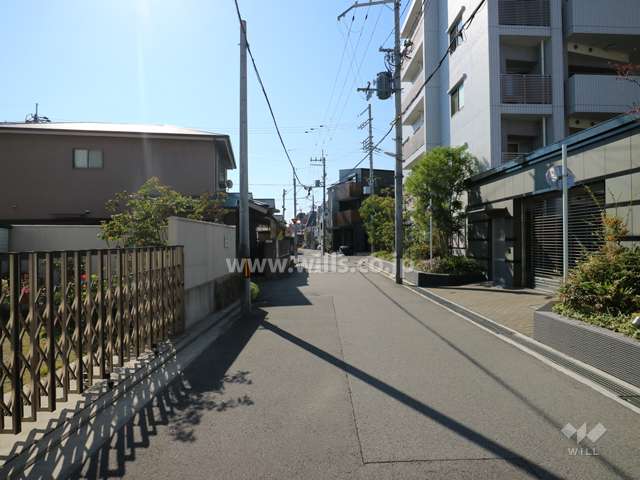 敷地東側の前面道路(北側から)