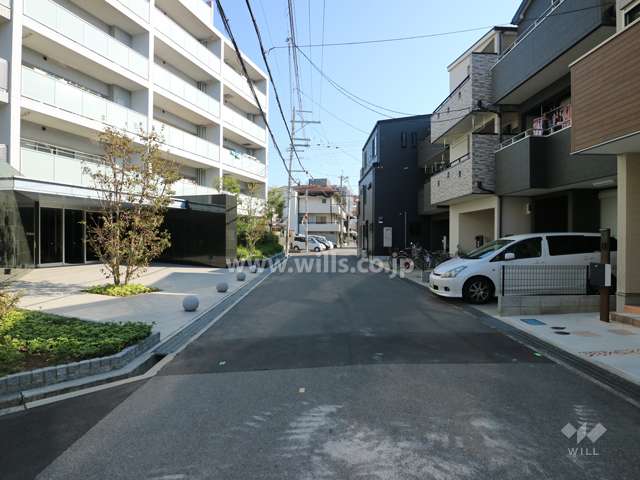 敷地南側の前面道路(西側から)