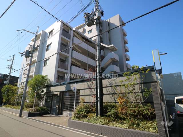 ブランズ豊中パークサイドの外観(北東側から)全邸南向きで、6階以上はワンフロア3邸の造りです。
