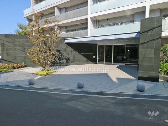 斜めに配した黒御影石とシンボルツリーが印象的なエントランス
