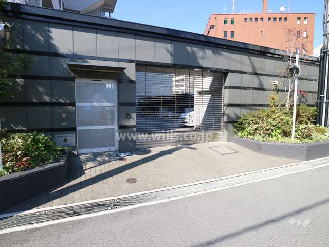 駐車場出入り口(リングシャッター・防犯カメラ付き)