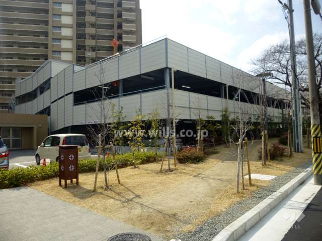 敷地北部分に設けられた駐車場棟