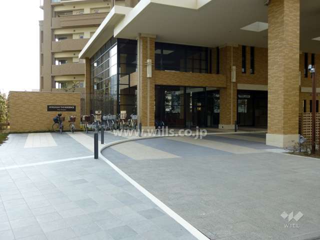 車寄せのある2層吹き抜けのエントランス