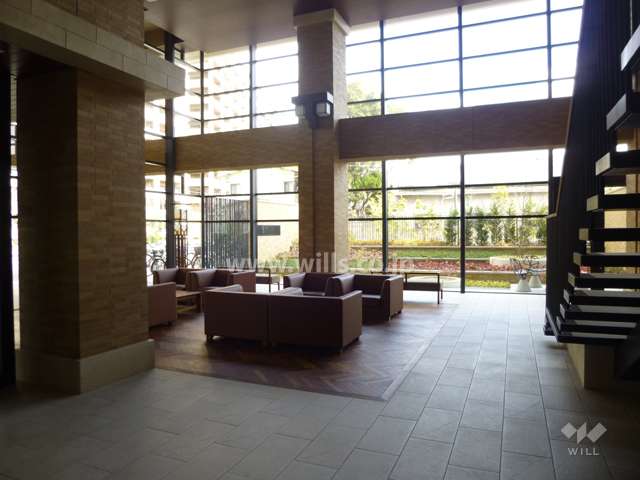 エントランスホールは2層吹き抜けで談話スペースがあります。