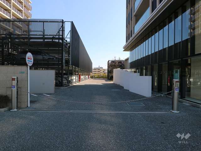 駐車場出入り口（ロボットゲート付き）
