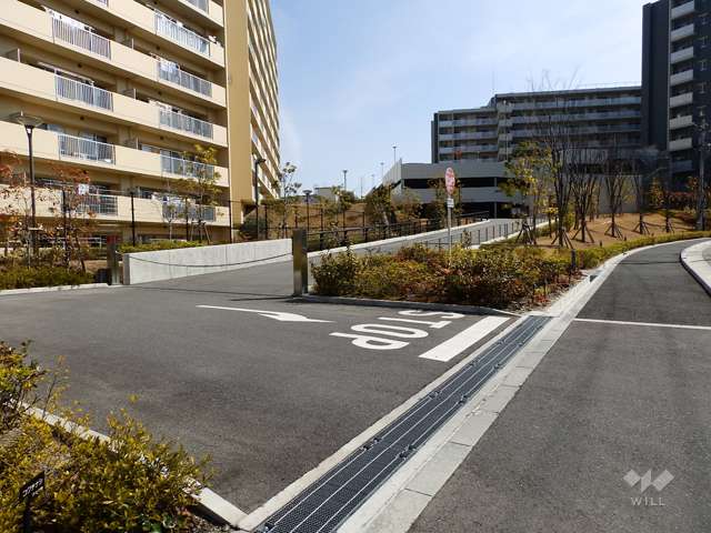 敷地内の駐車場出入り口（ロボットゲート付き）