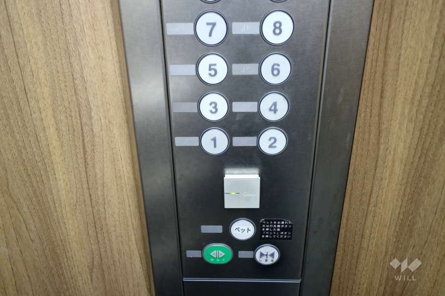 非接触キーをかざすことでエレベーターが利用できます。