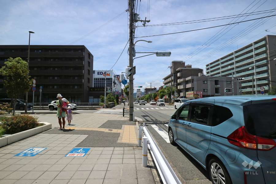 敷地北側の前面道路（東側から）