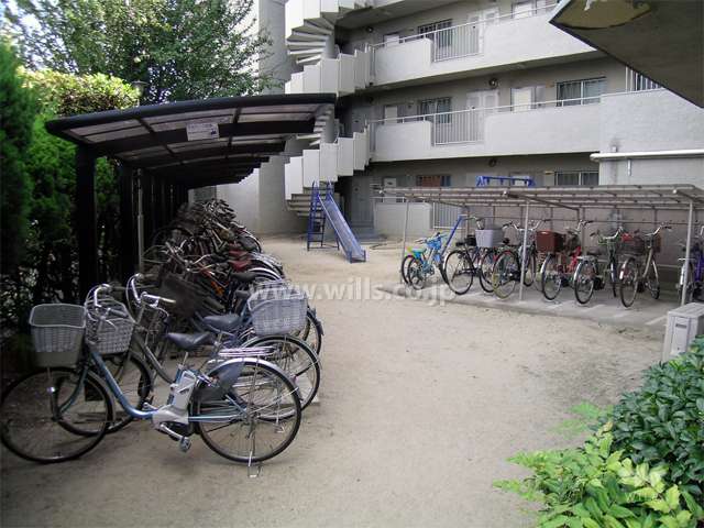 エントランス横にある中庭と駐輪場