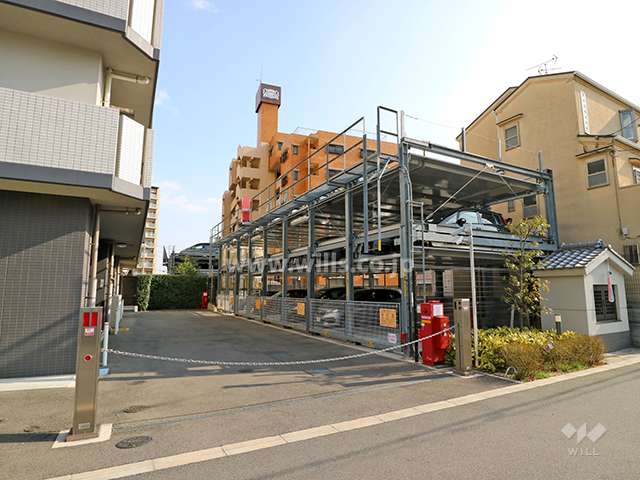 駐車場入口にはロボットゲートがあります
