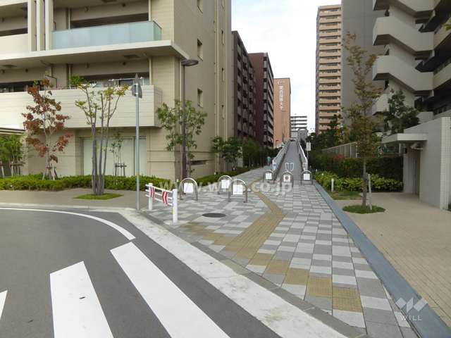 マンション南側からＪＲ尼崎駅に繋がる通路