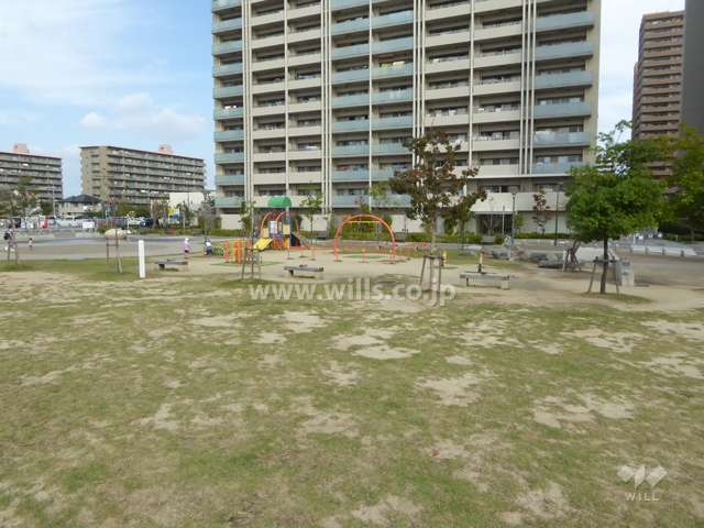 マンション西側の公園