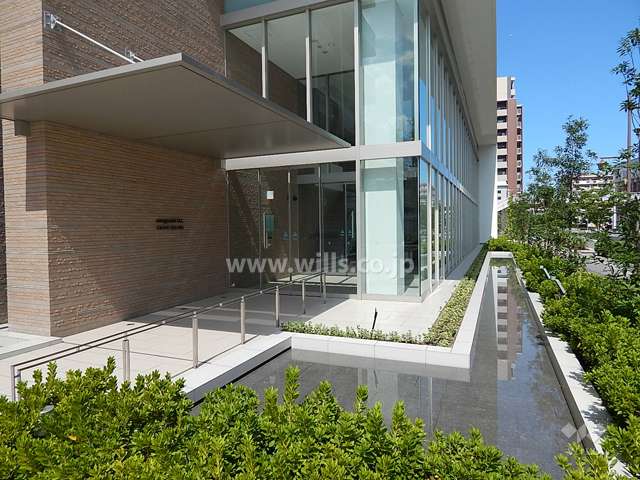 水盤に囲まれた2層吹き抜けのエントランス