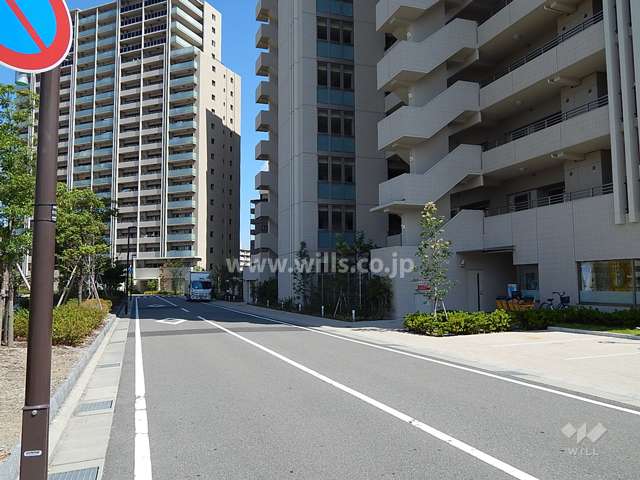 敷地北西側の前面道路（南西側から）