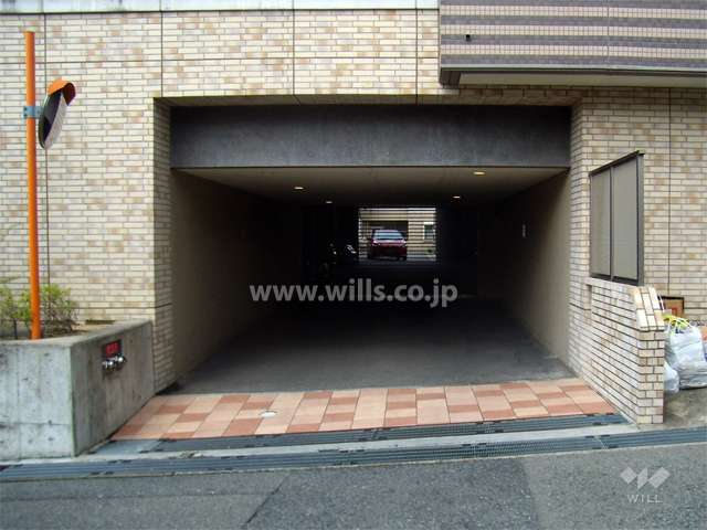 敷地内駐車場入口（リングシャッター付き）